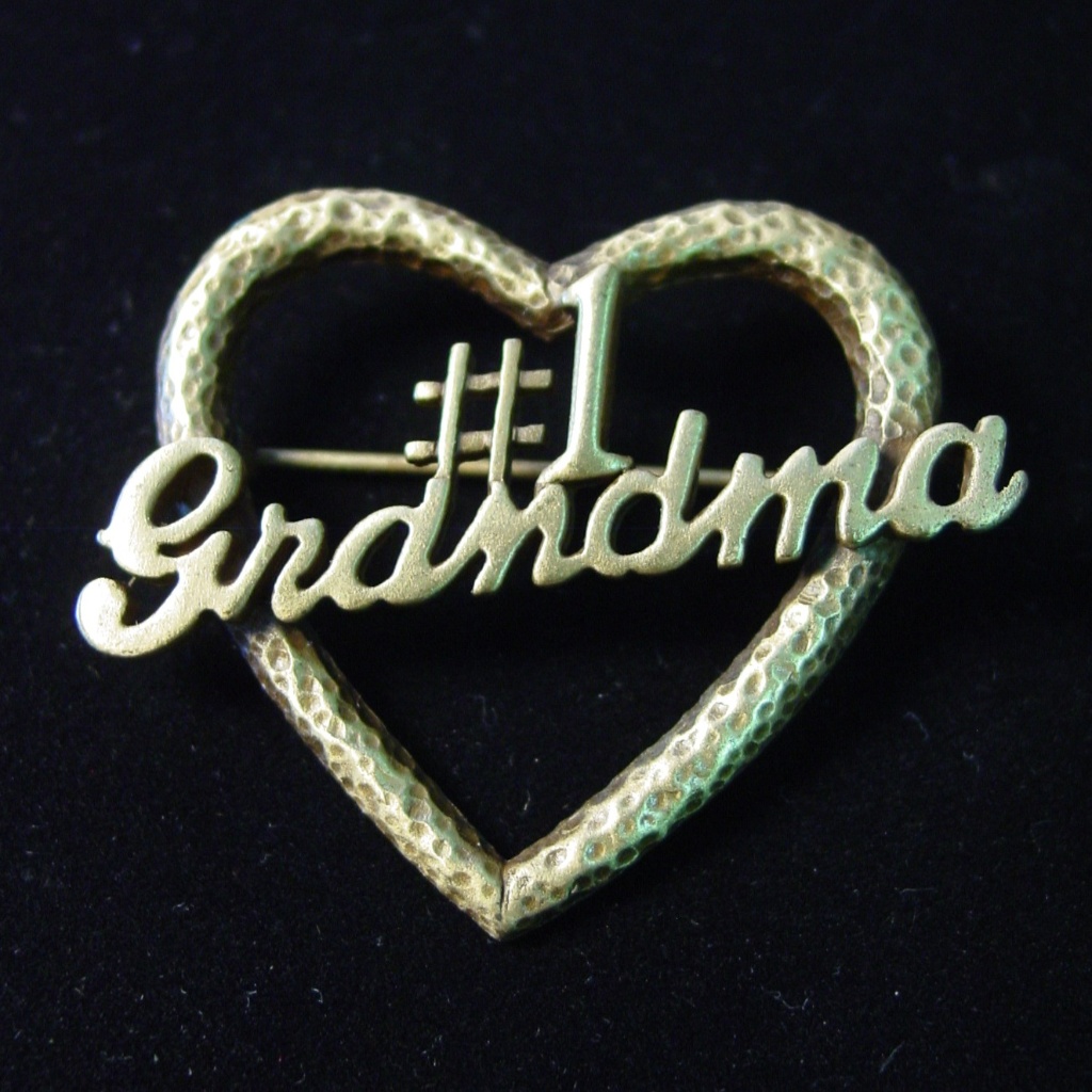 ‘#1 Grandma Heart' Pin Brooch